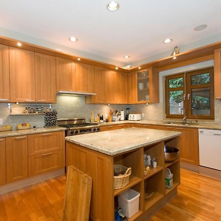 Вилла Whistler Alpine Chalet Retreat & Wellness Экстерьер фото