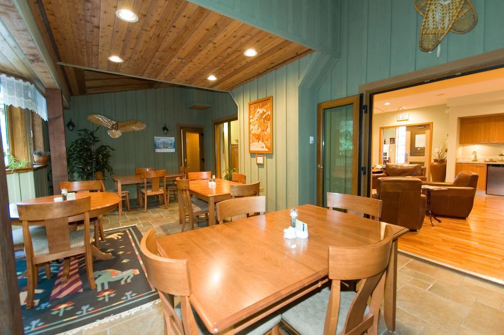Вилла Whistler Alpine Chalet Retreat & Wellness Номер фото