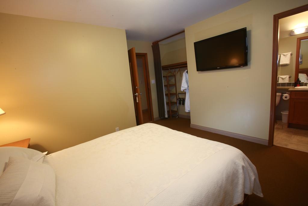 Вилла Whistler Alpine Chalet Retreat & Wellness Номер фото